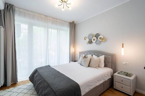 Sunny 2BR Flat - Top Location - 3 Balconies