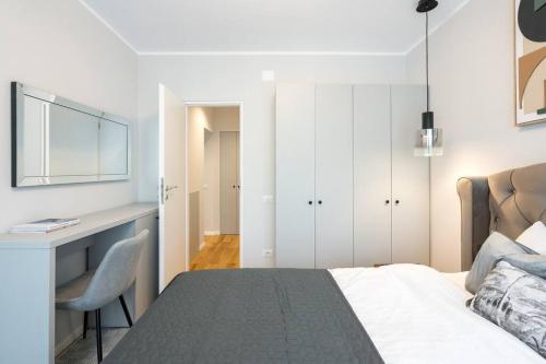 Sunny 2BR Flat - Top Location - 3 Balconies