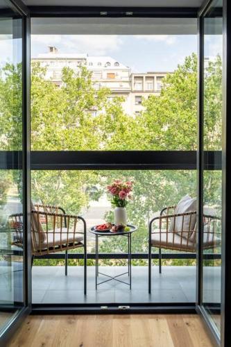 Sunny 2BR Flat - Top Location - 3 Balconies