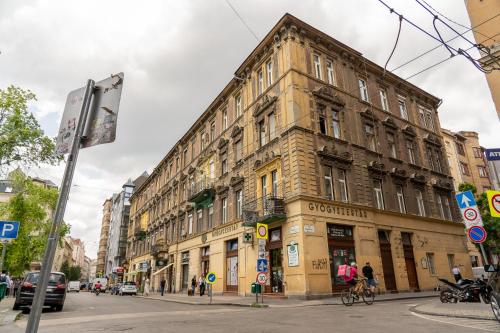Glam Downtown Apartments - image 2