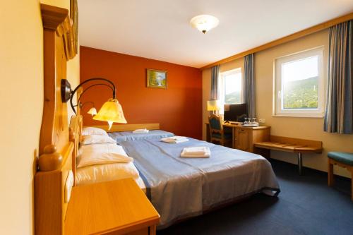 1 king bed, 1 twin bed