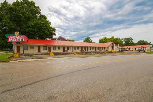 Sunflower Motel Hiawatha By OYO