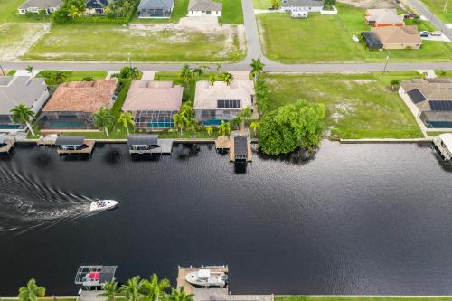 Villa Neptune's Grotto- BRAND NEW with heated Pool Hot Tub and dock with Tiki - image 5