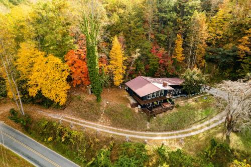 Fun cabin with hot tub, pool table & fire pit - BIG BLUE in Bryson City, USA