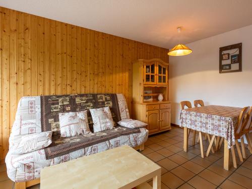 Appartement La Clusaz, 2 pièces, 4 personnes - FR-1-437-31 (Proche village, aux pistes et espace aquatique, 2 pieces + coin nuit, garage, animaux admis - FR-1-4) in ลา คูซา
