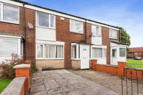 Perfect 3 Bed House - Great Location - Parking in Bolton