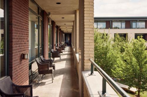 Erkély/terasz, Van der Valk Hotel Sneek in Sperkhem en industrieterrein Houkesloot