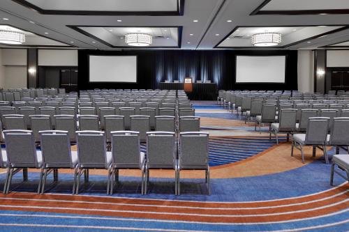 Sheraton Indianapolis Hotel at Keystone Crossing - image 9