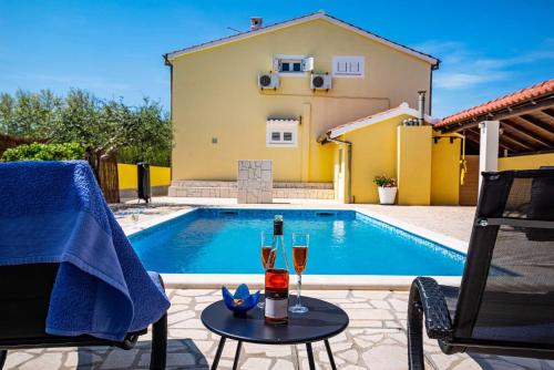  Apartment house Simoni with pool, Zadar county, Pension in Privlaka