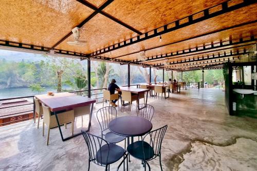 Restaurant, ธารามนตรา รีสอร์ท (Taramontra resort) in Si Sawat