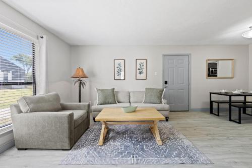 Prime Location: 1 King Bed Apt near Major Highways & Dallas Hospitals