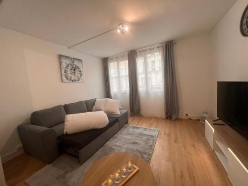 1 queen bed, 1 sofa bed