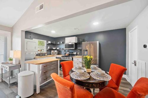 Apt 4 Oakdale Museum, 1 bed 1 bath 1 carport
