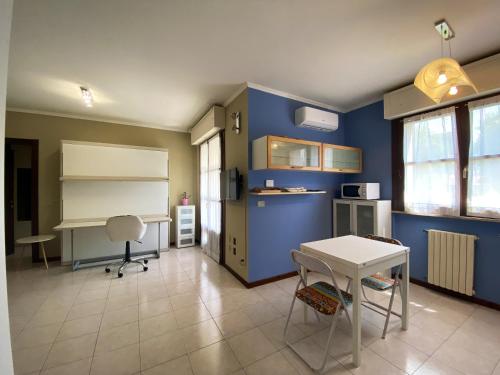 . One bedroom appartement with furnished balcony and wifi at Vercelli