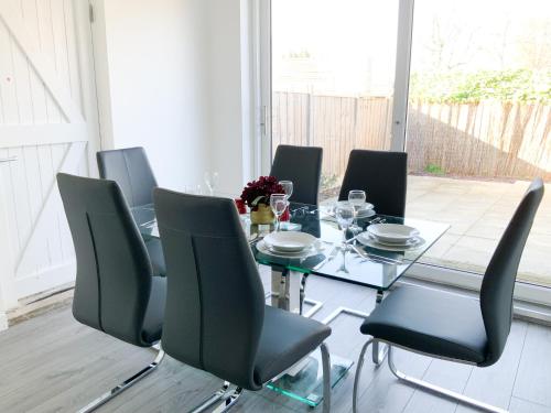De Montfort House Is A Lovely 2 Bedroom House In The Streatham - Londra