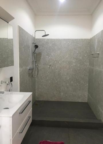 دش, Serene, luxury golf resort in أكرا