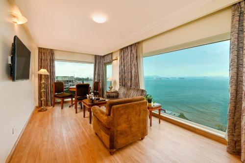 Fariyas Hotel near Colaba