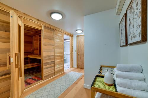 Catskills Mountain Cabin in Bloomville! in Stamford, USA