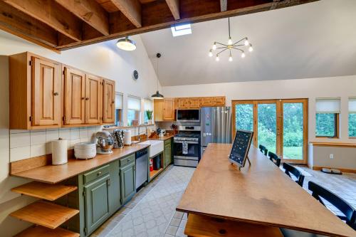 Catskills Mountain Cabin in Bloomville! in Stamford, USA
