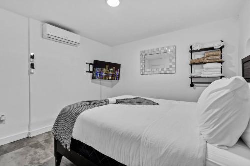 Lovely 2 bedroom Studios-Suite Walking Distance To Ocean in Hollywood, USA