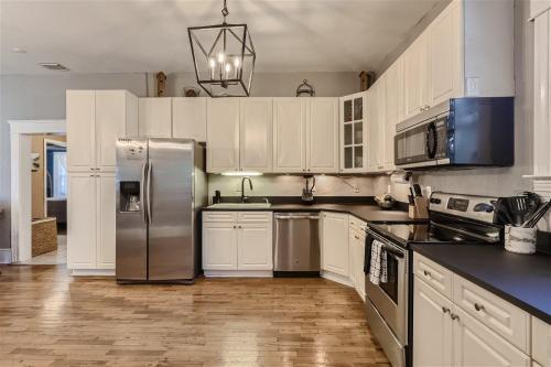Urban Oasis Historic 3BR Haven near DT & Riverwalk in Tampa, USA