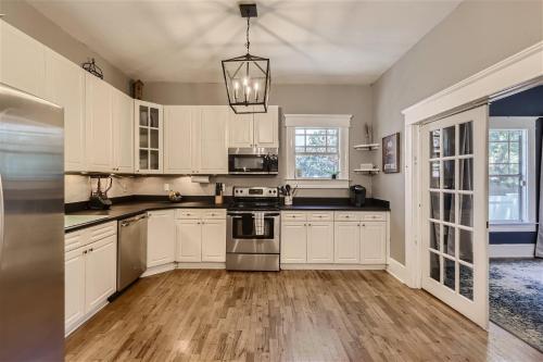 Urban Oasis Historic 3BR Haven near DT & Riverwalk in Tampa, USA