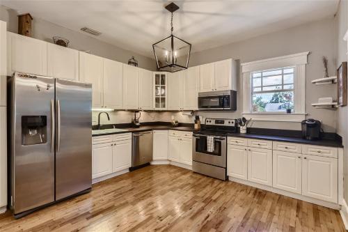 Urban Oasis Historic 3BR Haven near DT & Riverwalk in Tampa, USA