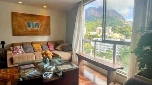 Amplo e iluminado apartamento na Gávea