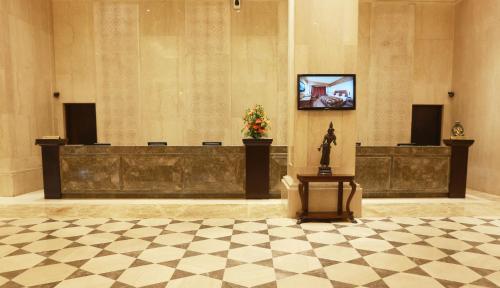 Front desk [24-hour]