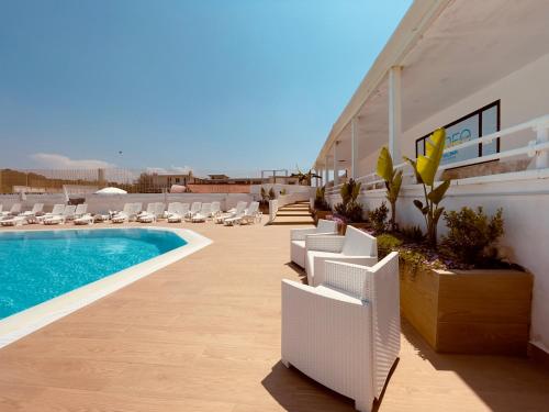 Athena Sea front Apartment, Parking & Pool