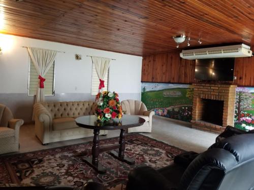 Lounge/area TV in comune, Estancia del Bosque Forest Guest House in Siguatepeque