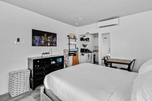 Lovely Studio Walking Distance To Ocean - Suite 5 in Hollywood, USA