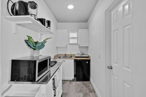 Lovely Studio Walking Distance To Ocean - Suite 5 in Hollywood, USA