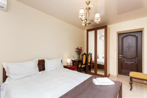 Prime location Apartment with Three Bedroom