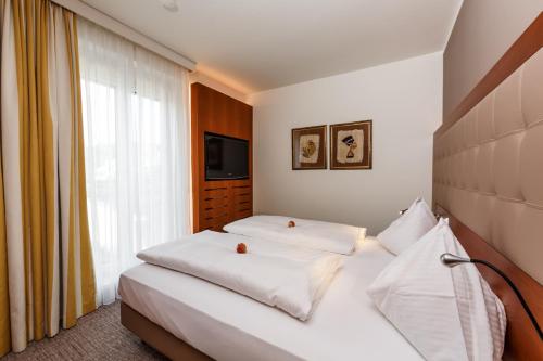 1 king bed, 1 sofa bed