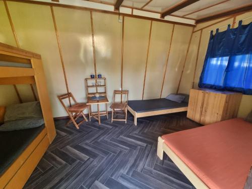 1 twin bed, 1 bunk bed