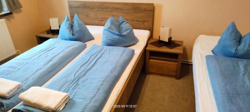 1 double bed, 1 twin bed
