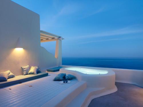 Suite con bañera de hidromasaje privada exterior y terraza