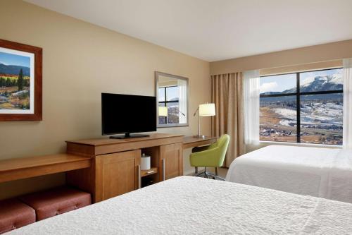 Queen Room with Two Queen Beds and Mountain View - Non-Smoking