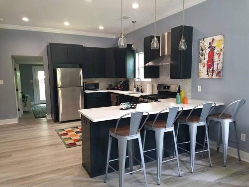 Four blocks from UAMS. Fully re-constructed in 2022. in Little Rock, USA