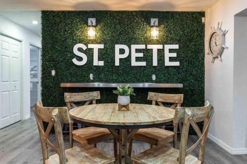 NEW - Sweet Saint Pete in St Petersburg, USA