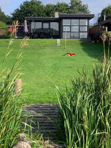 Jardí, Huset ved søen tæt på Herning og MCH og boxen 90 m2 (Huset ved søen tæt pa Herning og MCH og boxen 90 m2) in Sunds