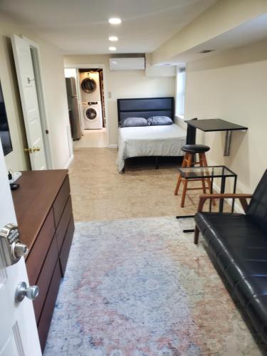 STS - Single Traveler Studio -Black Door in Washington, USA