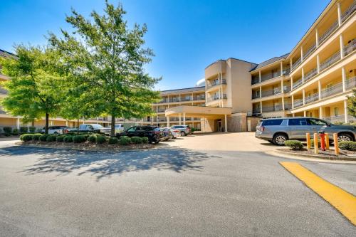 Auburn Retreat with Balcony - Walk to Campus! in Auburn, USA