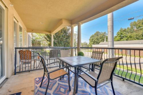 Auburn Retreat with Balcony - Walk to Campus! in Auburn, USA