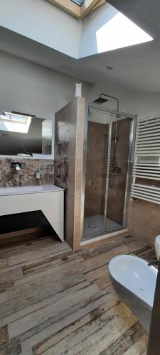 Dušš, House Tempa la pera in Montano Antilia