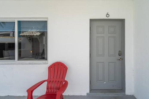 Lovely Studio Walking Distance To Ocean - Suite 6 in Hollywood, USA