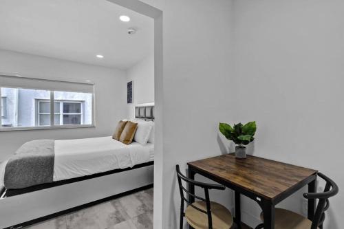 Lovely Studio Walking Distance To Ocean - Suite 6 in Hollywood, USA