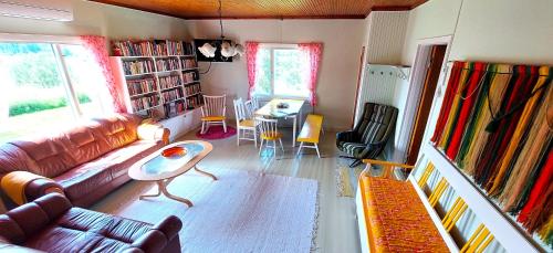 Közös társalgó / TV, Villa Mummola Kahden makuuhuoneen huoneisto lähellä jokea (Villa Mummola Kahden makuuhuoneen huoneisto lahella jokea) in Simpele