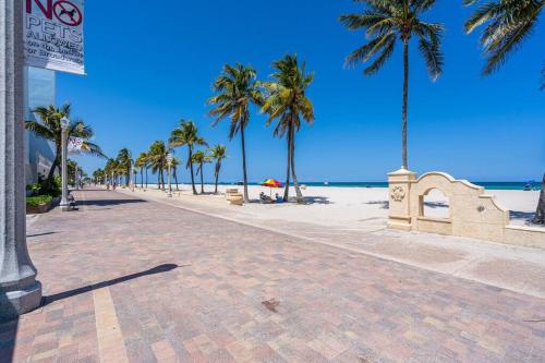 Lovely Studio Walking Distance To Ocean - Suite 7 in Hollywood, USA